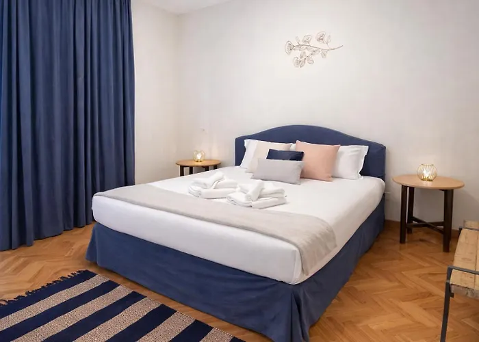 Peaceful apartment in piazza Venezia's alleys